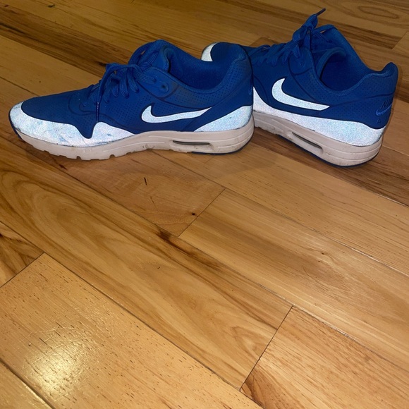 Nike shoes - Picture 4 of 5